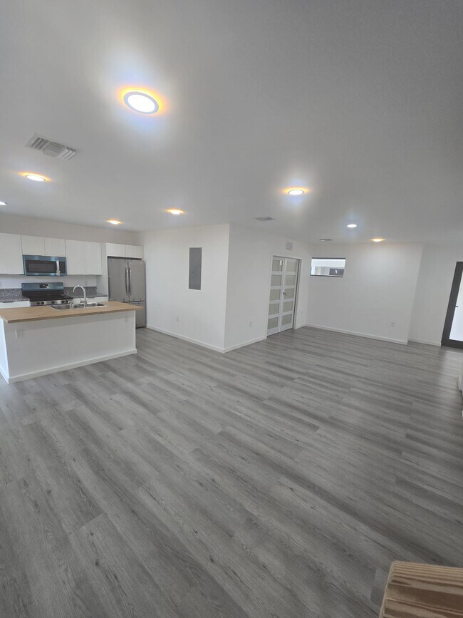 Foto del edificio - 568 NW 7th St