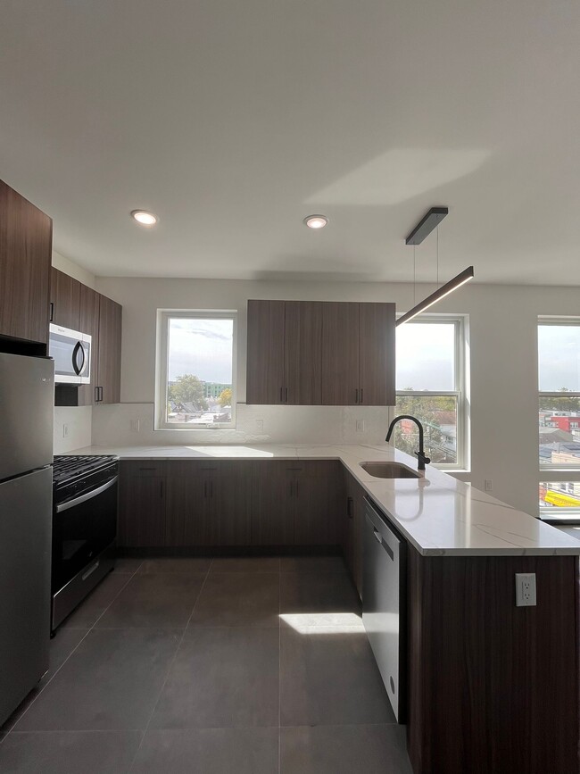 Foto del edificio - 130 Mallory Ave