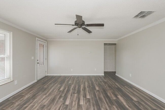 Building Photo - 7829 Glencoe Dr