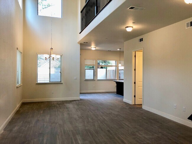Building Photo - $2,250 Bullard & West, 2 Bedroom + Office ...