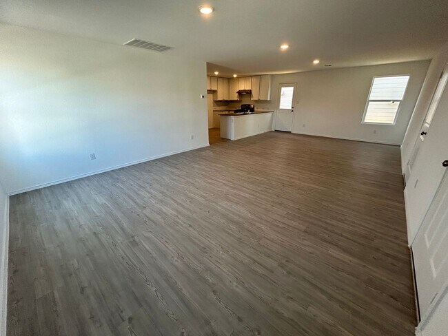 Building Photo - **APPLICATION RECEIVED** 3 Bedroom / 2 Bath Home Near TRADERS VILLAGE!