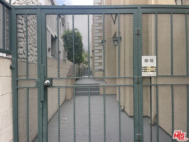 Foto del edificio - 2223 Montrose Ave
