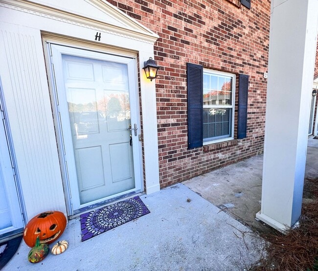 Building Photo - Charming Brick Townhome in Clemmons/Winston Salem w/ Community Pool!