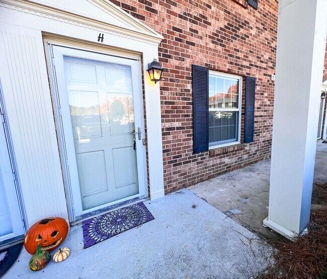 Foto del edificio - Charming Brick Townhome in Clemmons/Winston Salem w/ Community Pool!