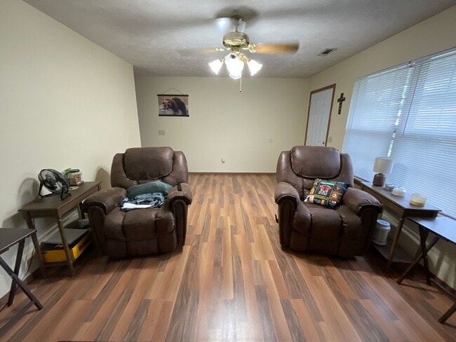 Building Photo - Spacious Duplex