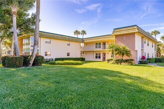 Building Photo - 2 Vis Gdns Trl