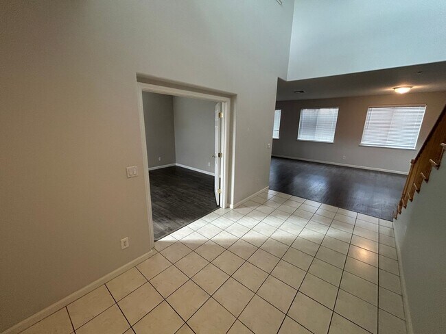 Foto del edificio - Spacious 3-Bedroom Home with Large Office and Loft