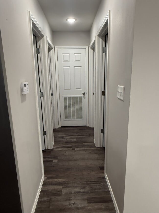 Building Photo - 406 S Ash