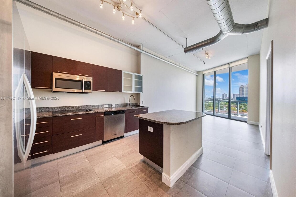 Foto principal - 3029 NE 188th St