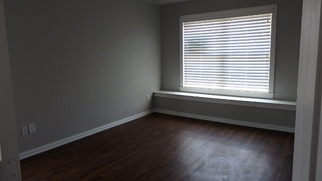 Master Bedroom with Window Seat - 4926 Villas Drive