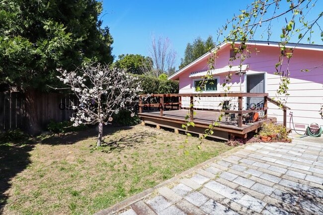 Building Photo - Spacious, quiet, one story Castro Valley Home