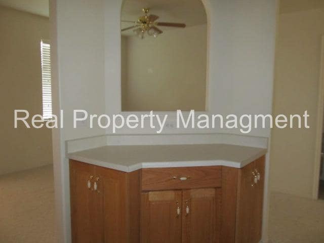 Building Photo - 3 Bedroom Townhome in Smithfield.  Available for August move in!
