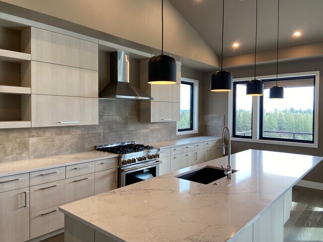 Building Photo - Newer, Modern Construction Home in Tetherow