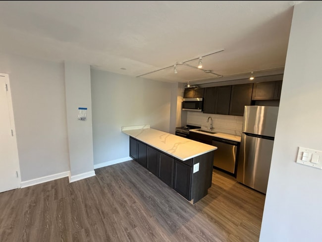 Foto del edificio - 7345 N Ridge Blvd