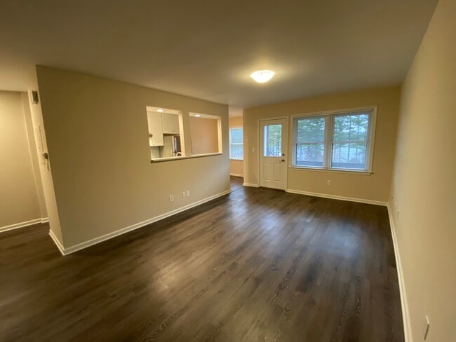 Family room with access to balcony - 365 Mather St