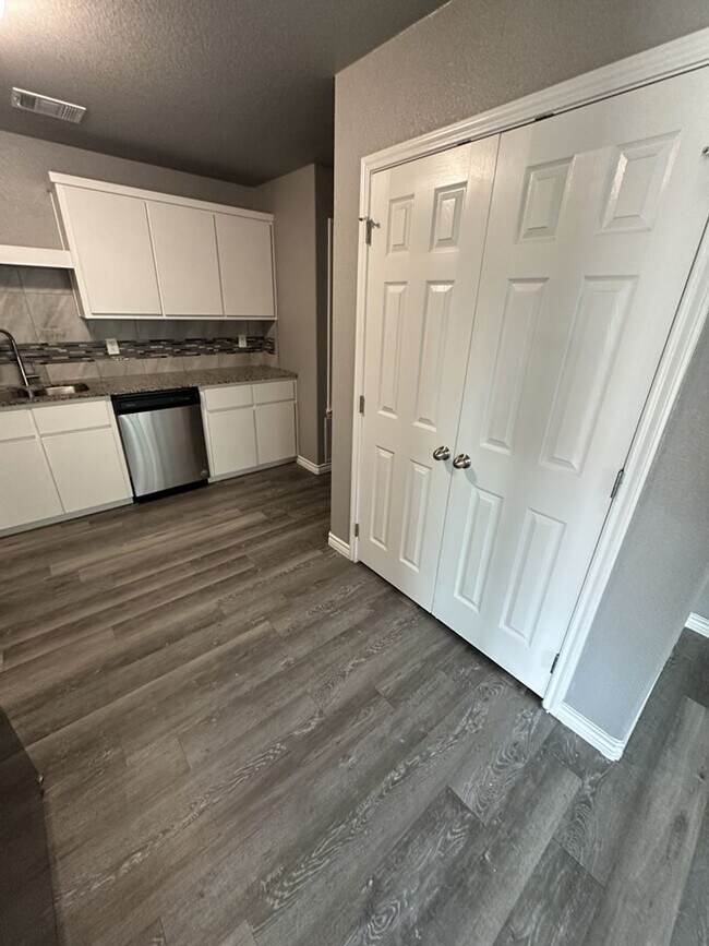 Foto del edificio - AVAILABLE NOW!