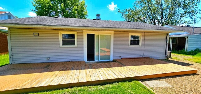 Building Photo - 3 Bedroom House Ontario Schools (no metro)