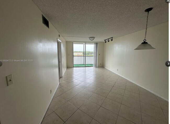 Foto del edificio - 8710 N Sherman Cir
