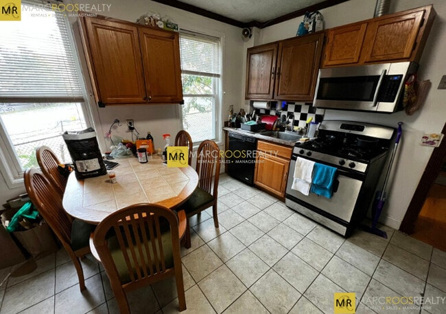 Building Photo - 205 Hillside St