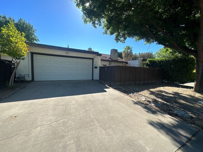 Building Photo - 308 N Riverside Dr