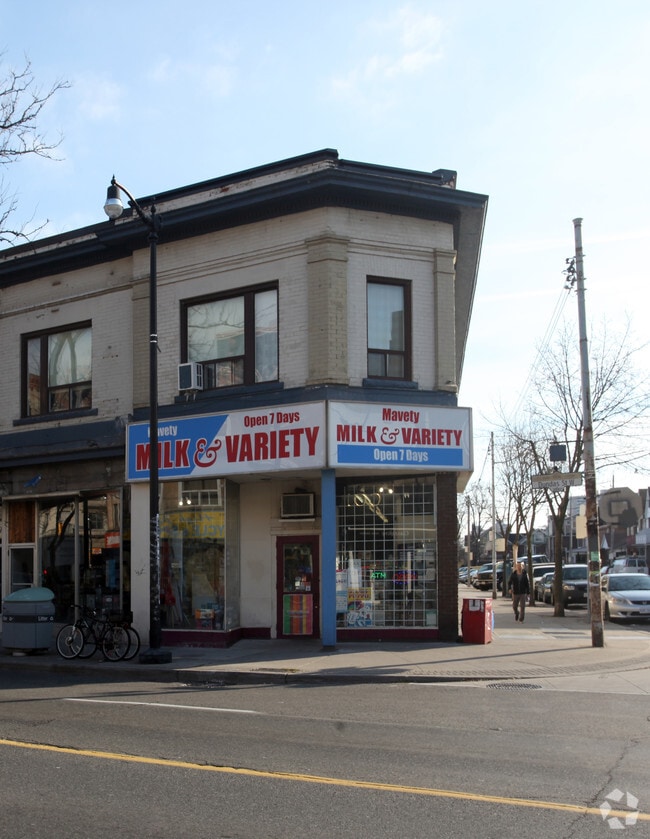 Primary Photo - 2881-2885 Dundas St W