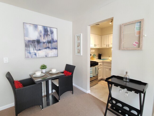 Mesa de comedor - 401 W Webster Ave