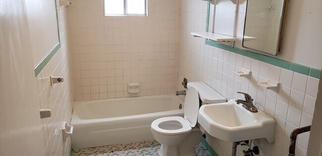 Foto del edificio - Duplex 2 bedroom 1 bath unit $875 per month