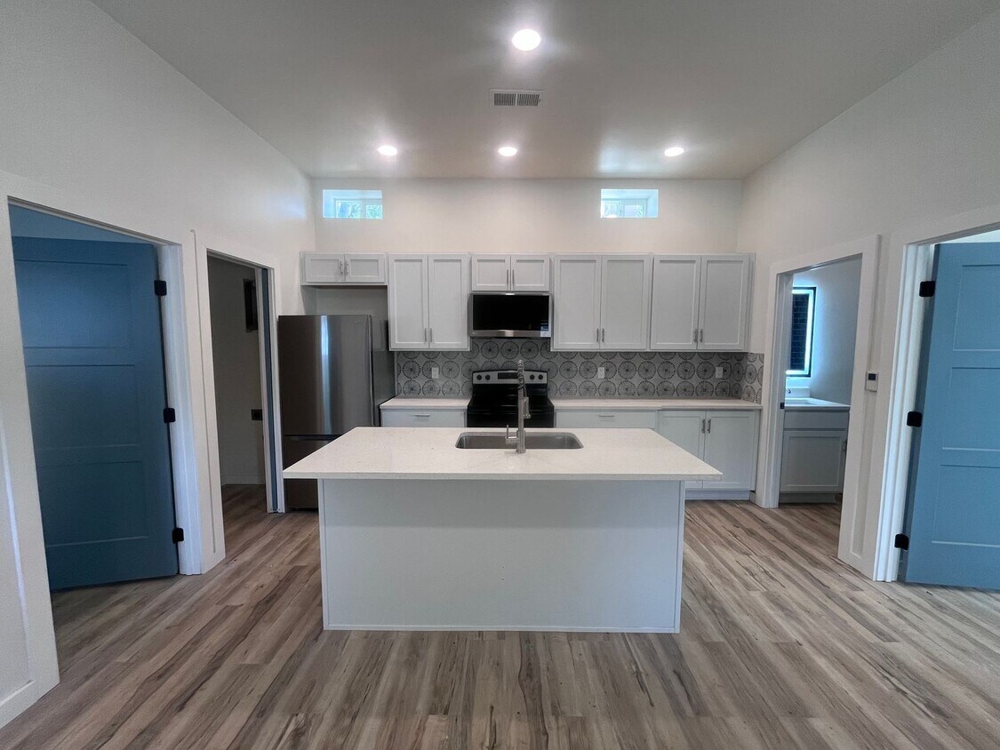 Foto principal - Coming soon! Just renovated! Stunning High...