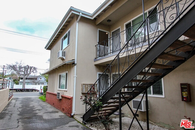 Building Photo - 12942 Moorpark St