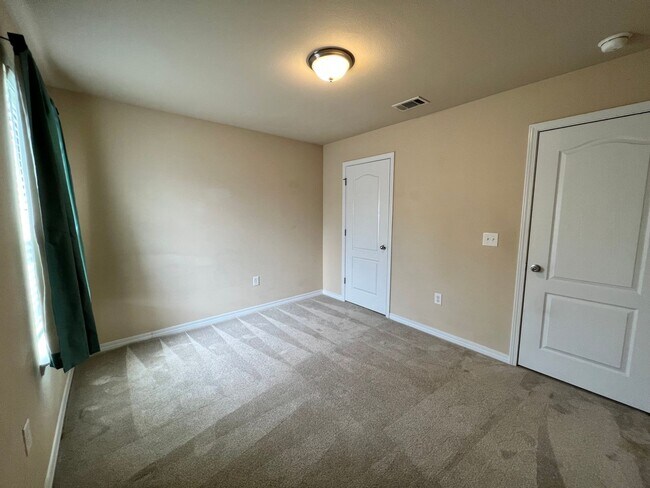 Building Photo - Convenient access to I-10 & Pensacola!