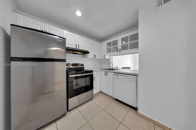 Building Photo - 9360 Fontainebleau Blvd