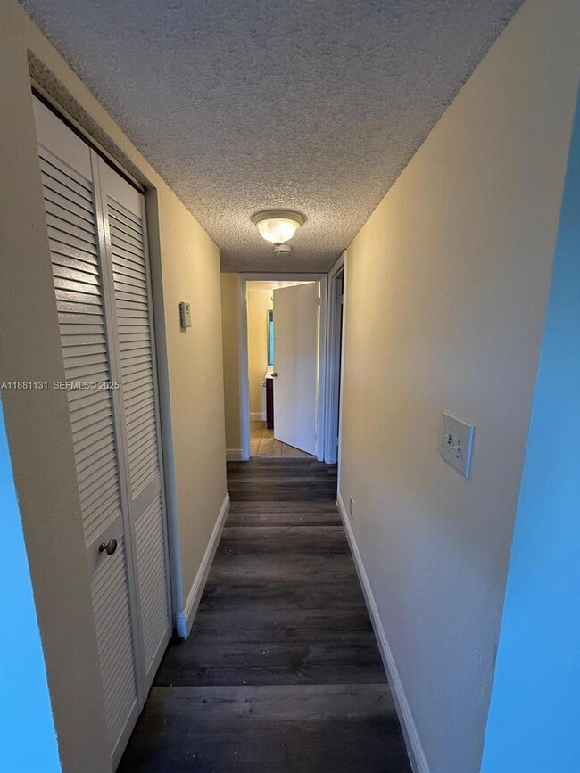 Foto del edificio - 7650 Westwood Dr