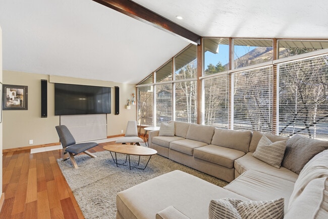 Building Photo - 8682 S Alpen Cir