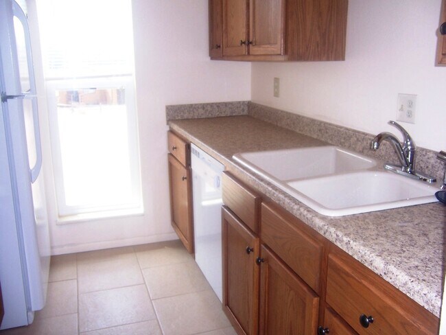 Cocina luminosa y espaciosa con todos los electrodomésticos. - 506 Mountain View Pl