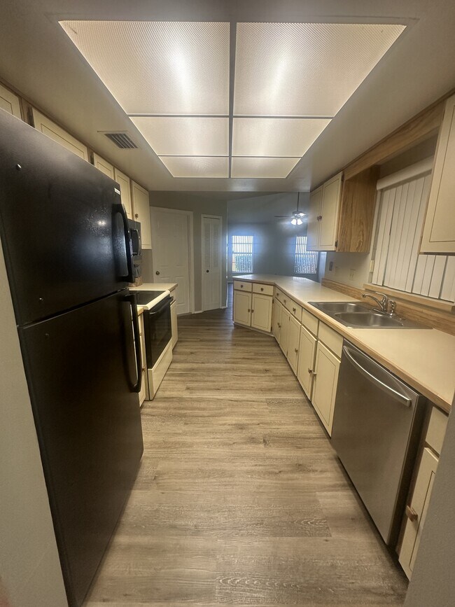 Building Photo - 3433 Mazur Dr