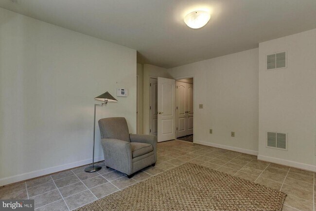 Foto del edificio - 6930 Little Falls Rd