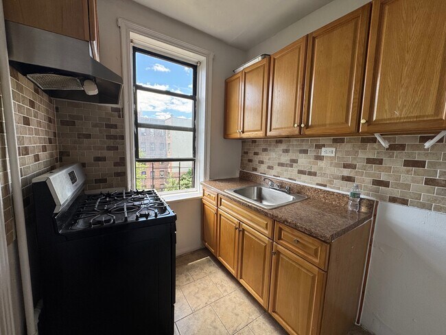 Foto del edificio - 1730 Popham Ave