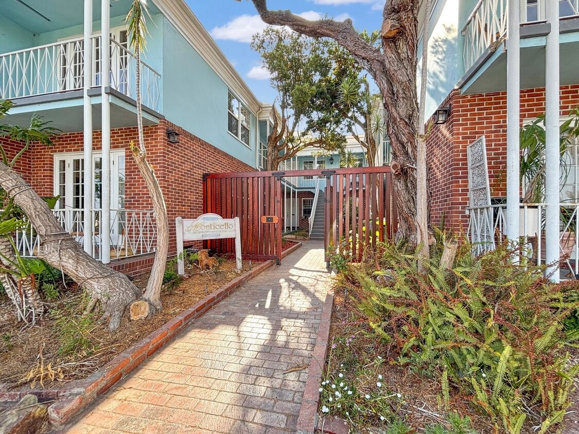 Primary Photo - Charming 1BD/1BA Condo in Hillcrest W/ Sha...