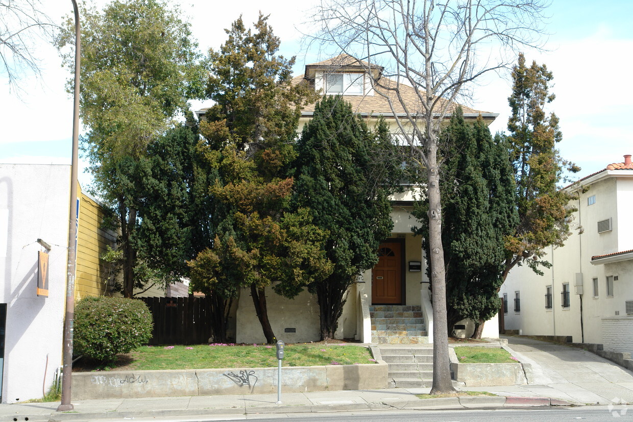 Building Photo - 1617 University Ave