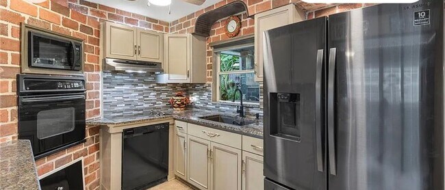 Building Photo - Charming 3-bedroom, 2-bath pool home available for move-in at the end of June.