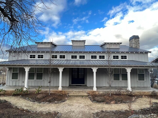 Foto del edificio - Beautiful, Custom home in the heart of Jacksonville | Available Now