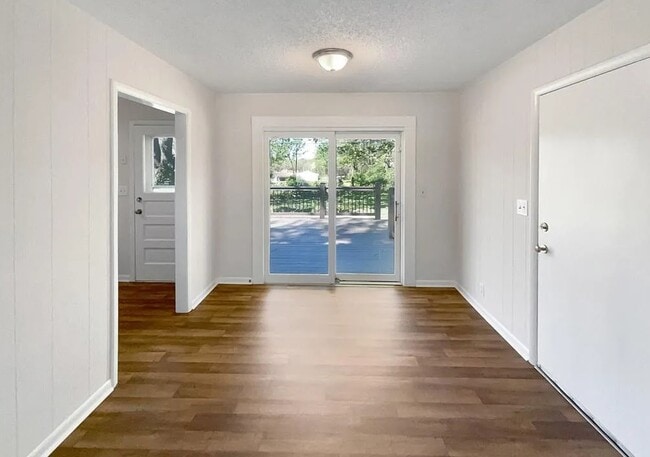 Foto del edificio - 7808 Crescent Ave