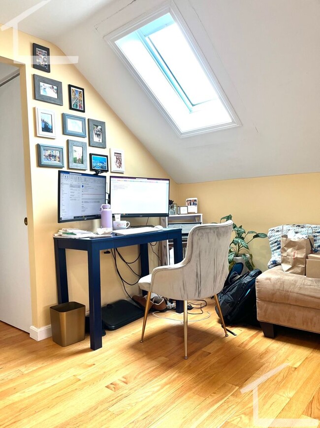 Building Photo - Free Laundry, Parking, Stainless Steel appliances, Backyard