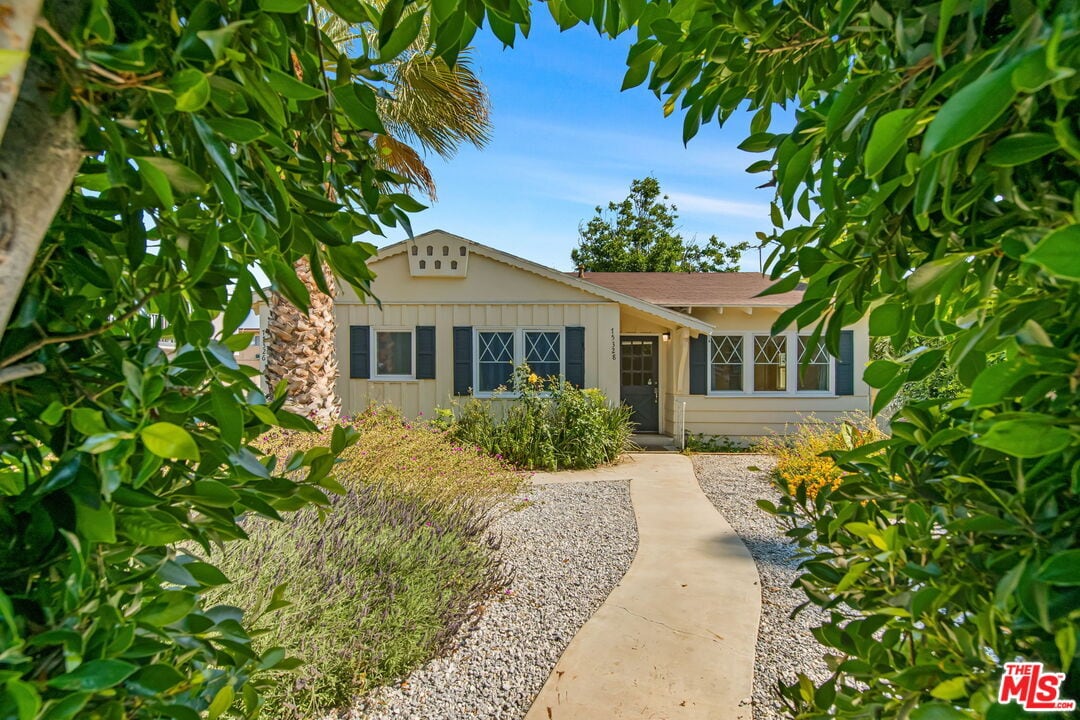 Foto principal - 15328 Vose St