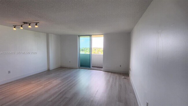Foto del edificio - 3000 Coral Way
