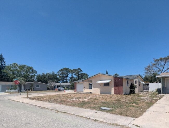 Foto del edificio - CORNER LOT 2/2 over 1246sf with NEW lvp fl...