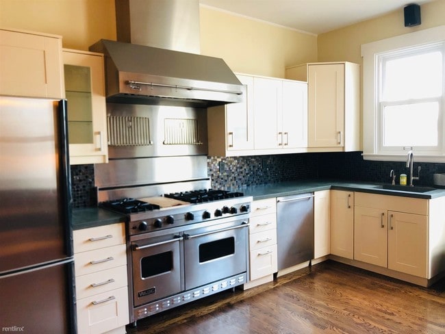 Building Photo - 4 br, 1 bath House - 10 Cumberland St
