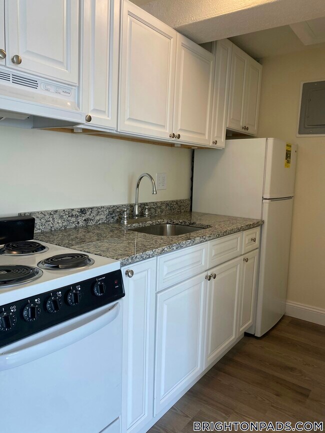 Foto del edificio - 168 N Beacon St