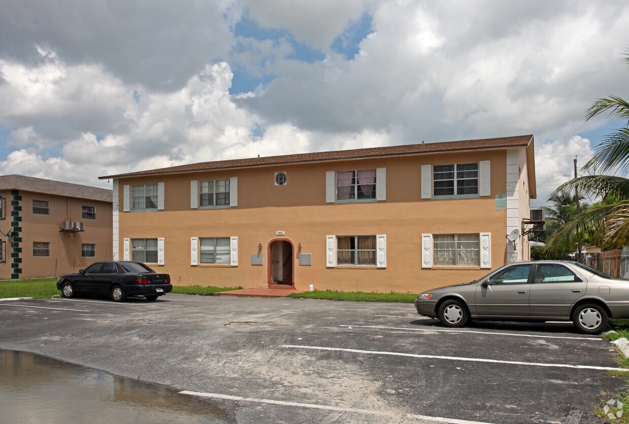385 NW 43rd St, Oakland Park, FL 33309 Apartments in Oakland Park, FL