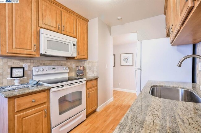 Foto del edificio - $3190 / 3 BR - GORGEOUS NEWARK TOWNHOME